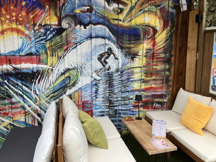Le coin lounge devant la fresque